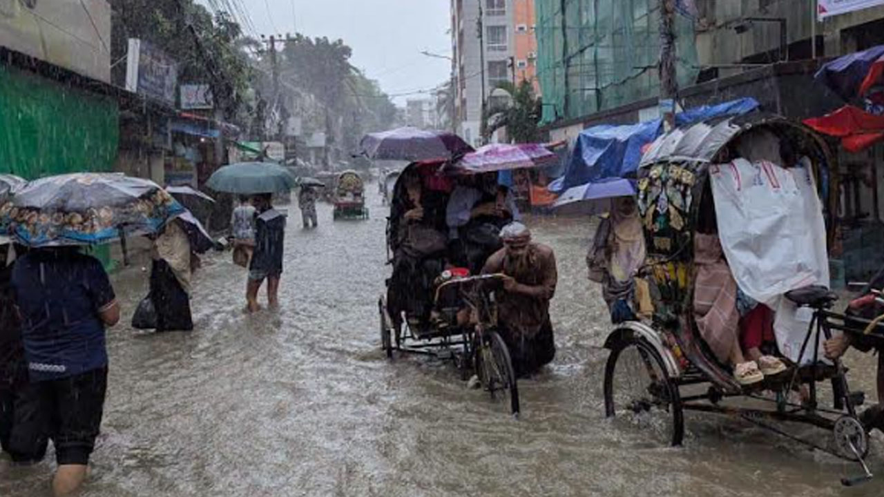 টানা বৃষ্টিতে জলাবদ্ধতায় চট্টগ্রামে ভোগান্তিতে পড়েছেন নগরবাসী। ছবি : এশিয়া পোস্ট