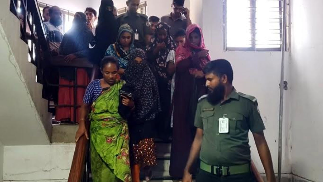 মেহেরপুর হাসপাতালে চুরির অভিযোগে ৬ নারী আটক