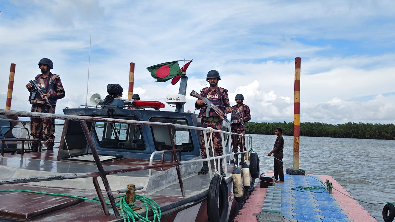 সীমান্ত নজরদারিতে বিজিবি। বৃহস্পতিবার কক্সবাজারের টেকনাফে নাফ নদে। ছবি: এশিয়া পোস্ট