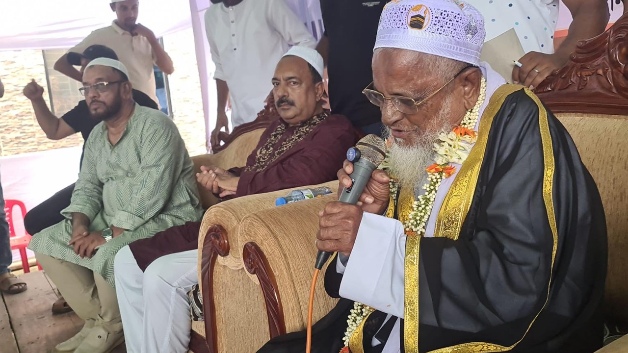 ৫০ বছরের ইমামতি শেষে রাজকীয় বিদায়