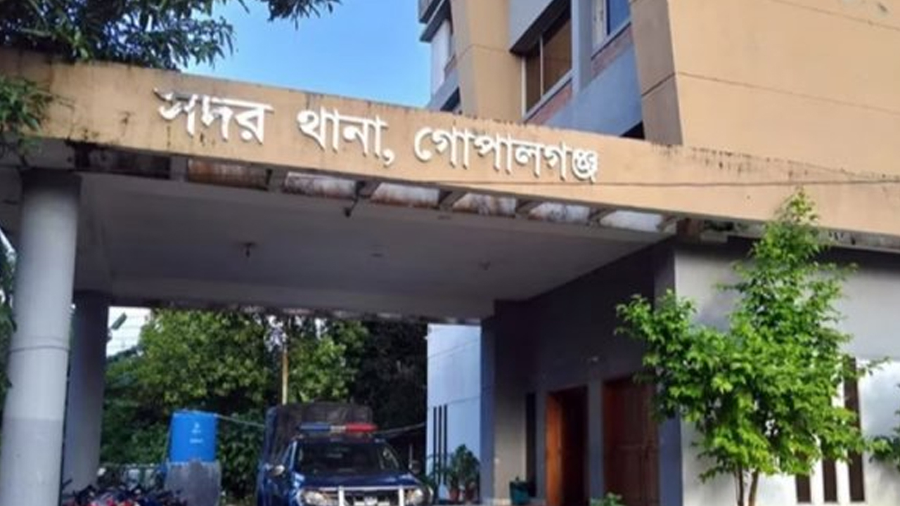 কুরিয়ার অফিস থেকে পাঁচ লাখ টাকার নকল সিগারেট জব্দ