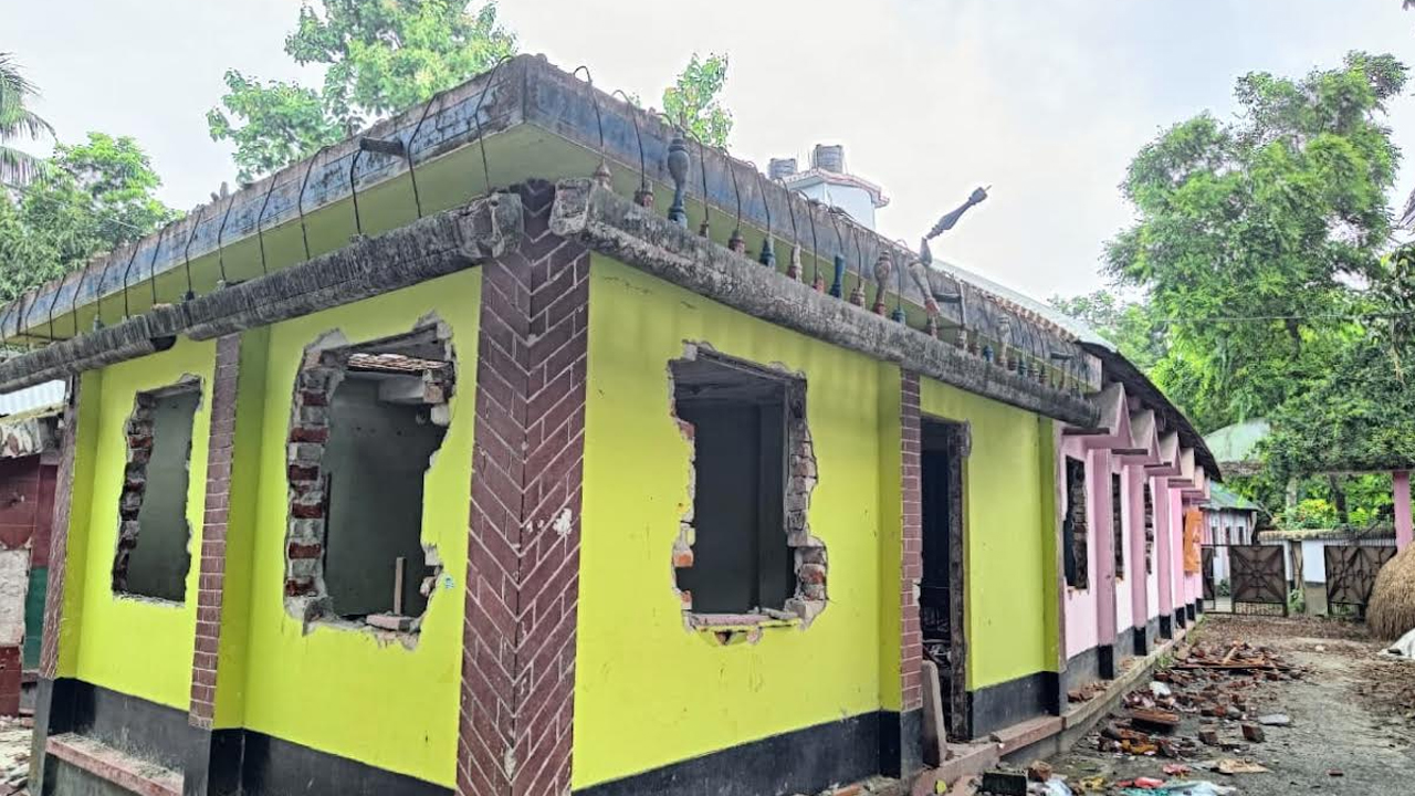 প্রতিপক্ষের বাড়িতে হামলা, ভাঙচুর ও লুটপাট