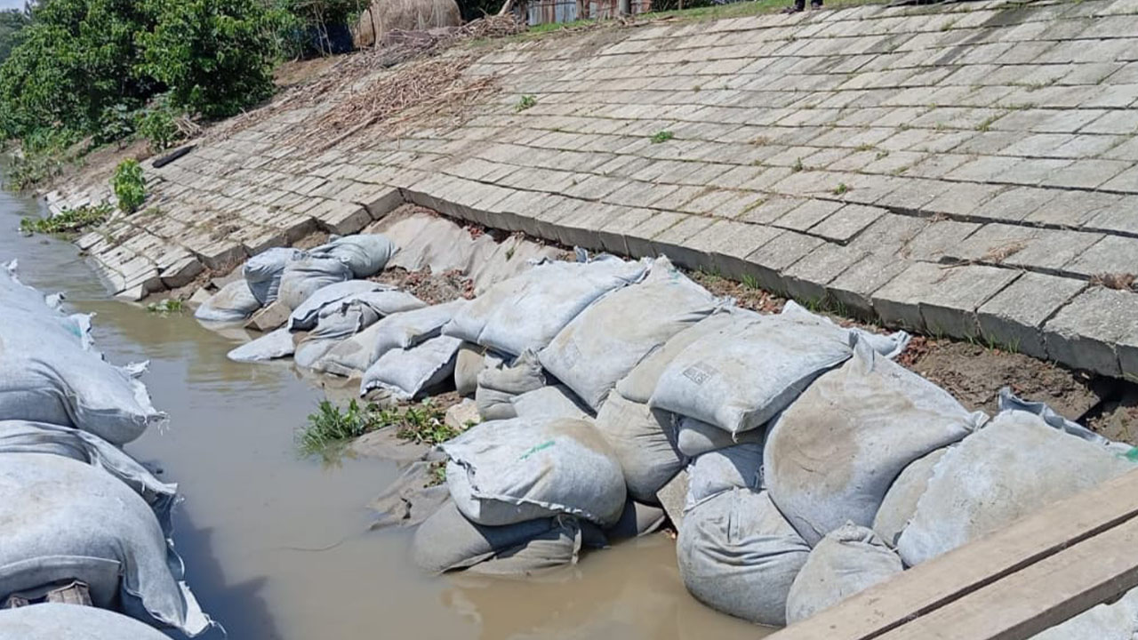ব্রহ্মপুত্রের তীর রক্ষা বাঁধে ধস