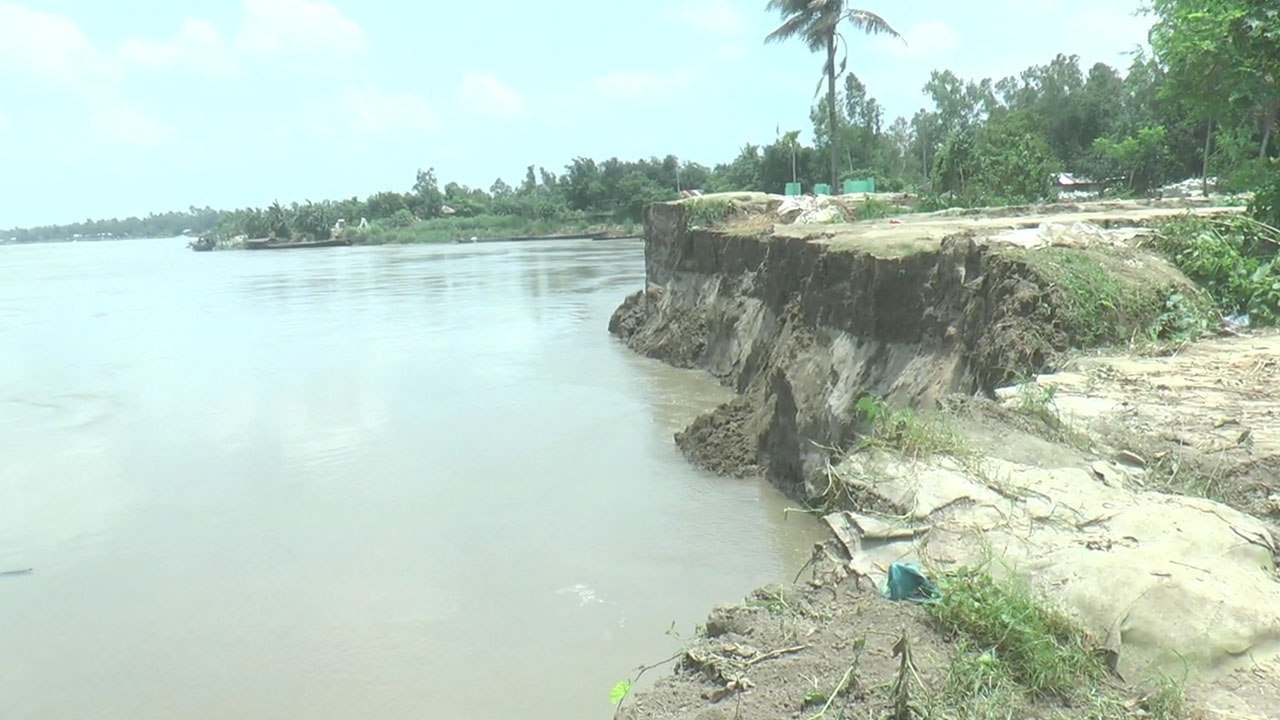 নদীপাড়ের মানুষের কাছে যমুনা এখন এক আতঙ্কের নাম। ছবি : এশিয়া পোস্ট