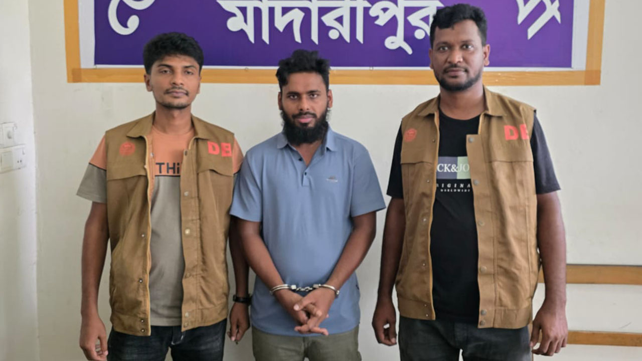 ৪০০ ইয়াবাসহ ডিবির জালে ৩০ মামলার পলাতক আসামি