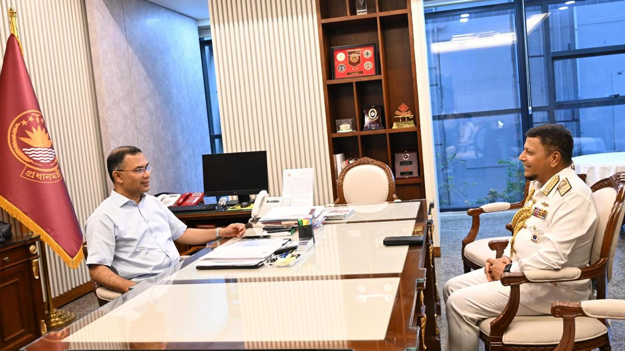 প্রধানমন্ত্রীর সঙ্গে বিদায়ী নৌবাহিনী প্রধানের সাক্ষাৎ