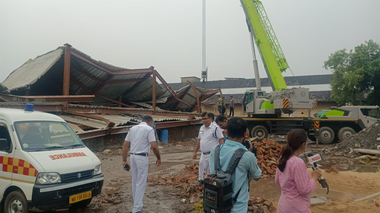 কলকাতায় নির্মাণাধীন ভবন ধসে আটকা অর্ধশত, বহু হতাহতের শঙ্কা