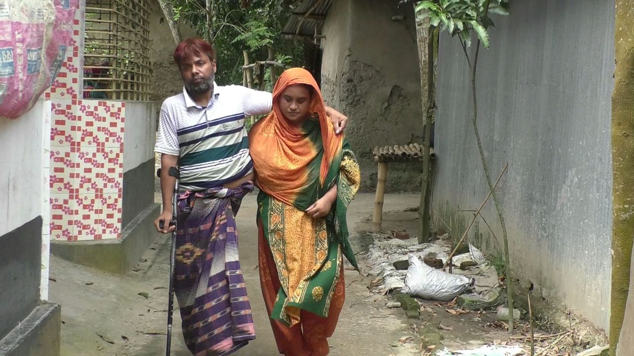 ১৫ বছর পঙ্গু স্বামীর হাত ছাড়েননি দিপা, এখন থমকে চিকিৎসার লড়াই