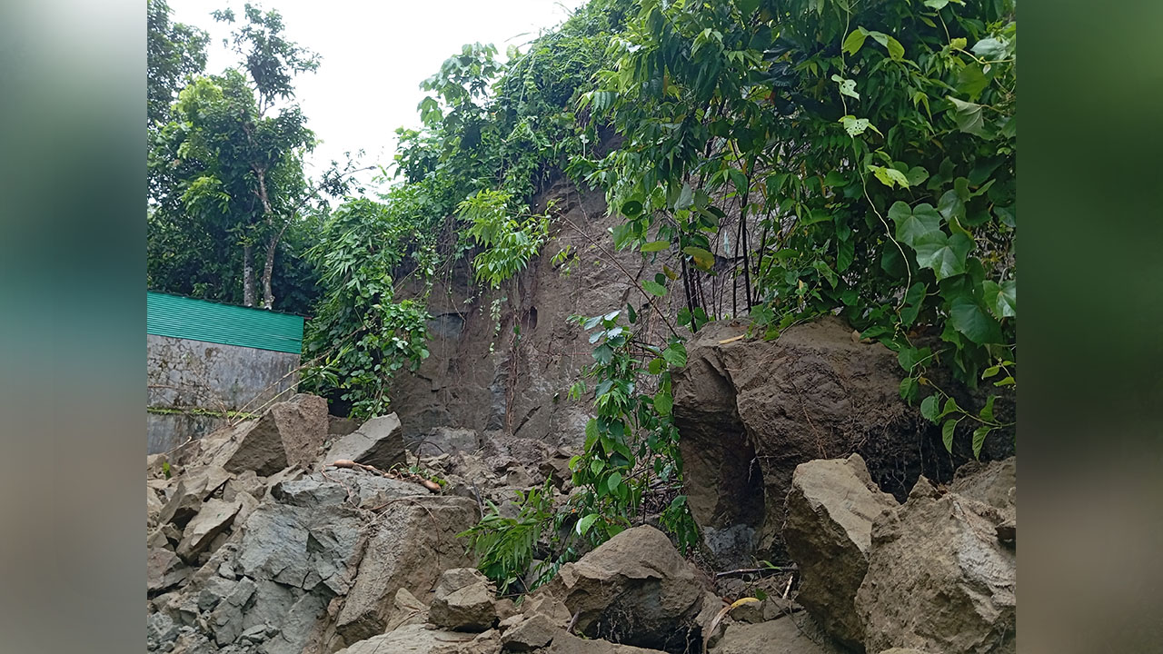 বান্দরবানে ধসে পড়েছে পাহাড়। বুধবার বনরূপা থেকে তোলা। ছবি: এশিয়া পোস্ট