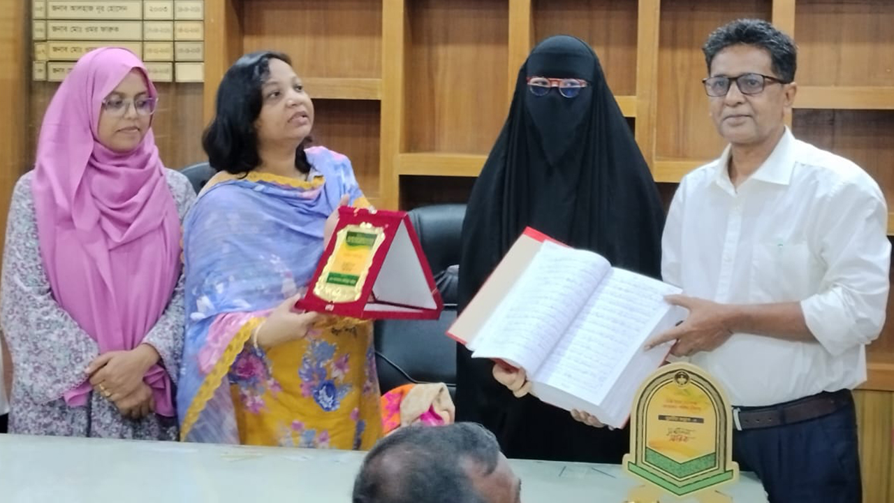 হাত দিয়ে ৩০ পারা কোরআন লিখলেন কুমিল্লার সুরাইয়া