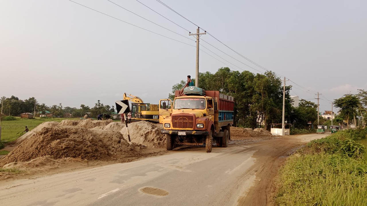 মৌলভীবাজারে সড়ক দখল করে বালু বিক্রি, ভোগান্তিতে মানুষ