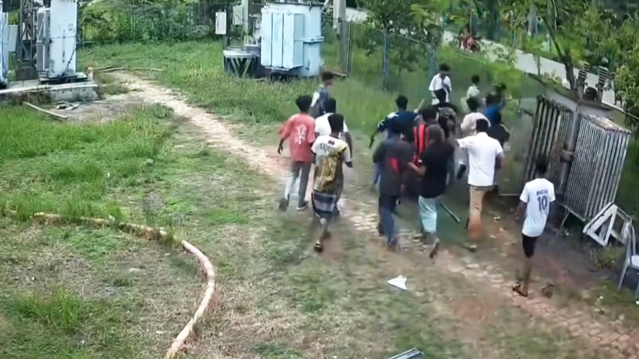 সাব-স্টেশন থেকে বিদ্যুতের লাইনম্যানকে তুলে নিয়ে গেল কিশোররা