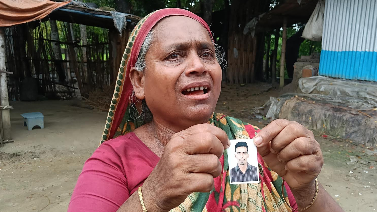 ছেলের সন্ধান চেয়ে এক মায়ের আকুতি। ছবি: এশিয়া পোস্ট