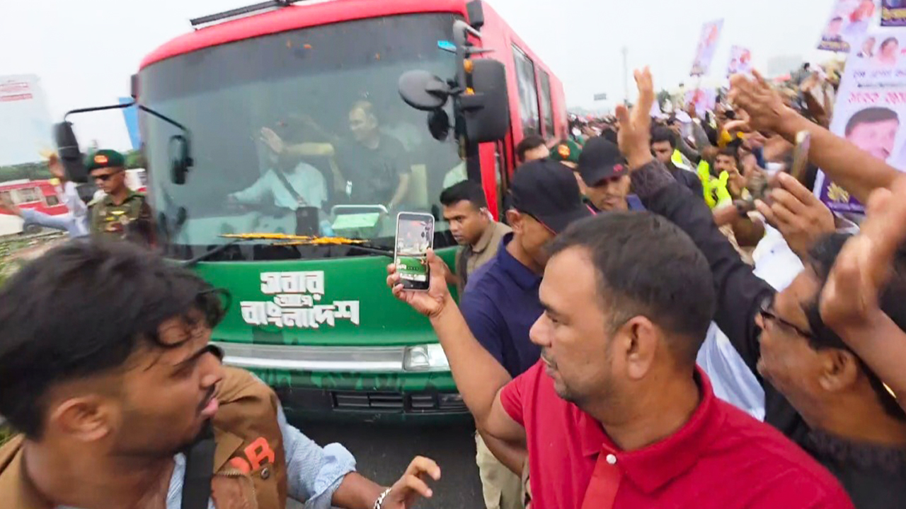 প্রধানমন্ত্রীকে দেখতে মাওয়ায় জনতার ঢল
