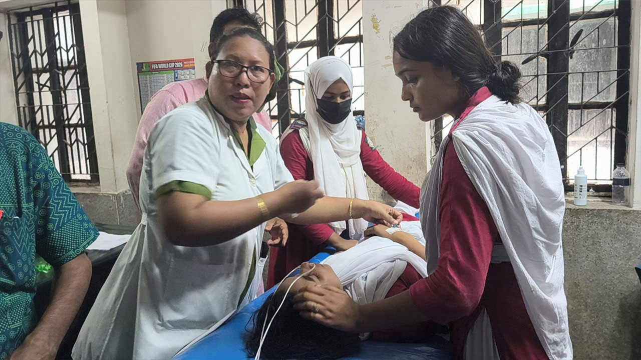 বরিশালে পারফিউমের ঘ্রাণে ১৫ শিক্ষার্থী অসুস্থ হয়ে হাসপাতালে