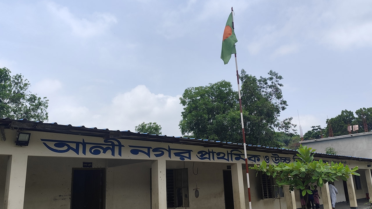সংকটে জঙ্গল সলিমপুরের একমাত্র স্কুল, অনিশ্চয়তায় ৮৭৮ শিক্ষার্থী