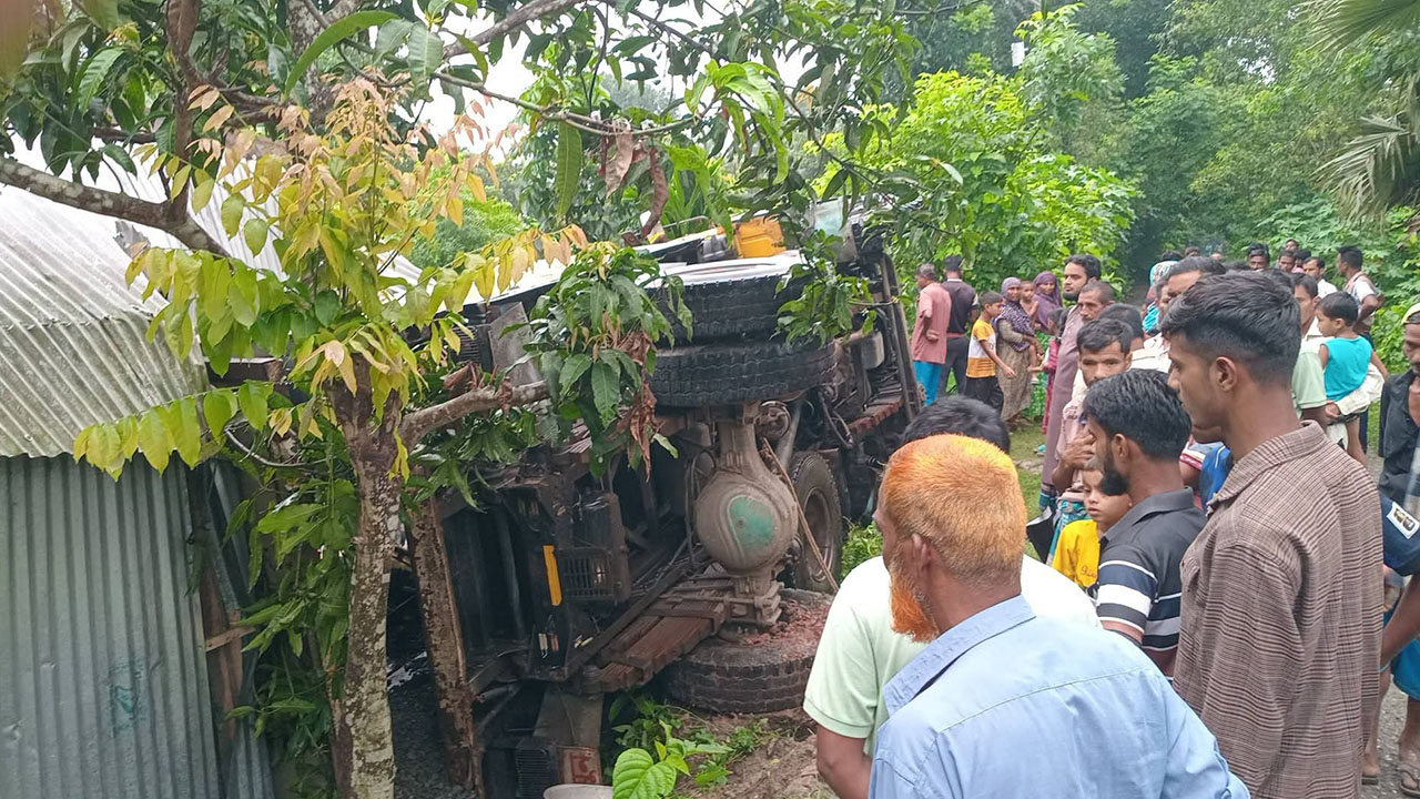 ঘরের ওপর উল্টে পড়ল পাথরবোঝাই ট্রাক, ঘুমন্ত স্কুলছাত্রী নিহত