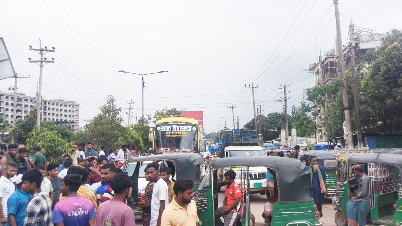 গ্যাস সংকটের প্রতিবাদে অটোরিকশা চালকদের সড়ক অবরোধ