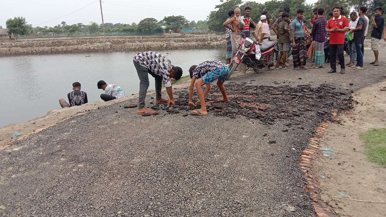 হাতের টানেই উঠে যাচ্ছে সড়কের কার্পেটিং, তোপের মুখে কাজ বন্ধ