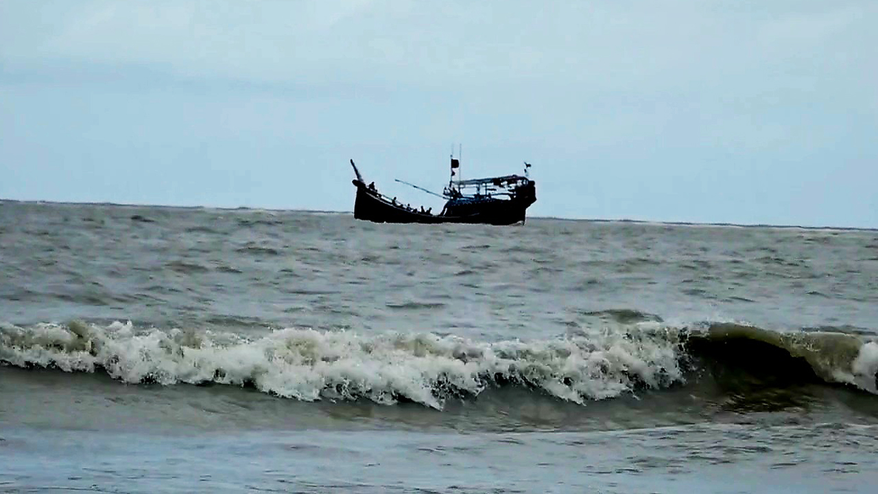 বঙ্গোপসাগরে দুই ট্রলারডুবি, দুই জেলে নিখোঁজ