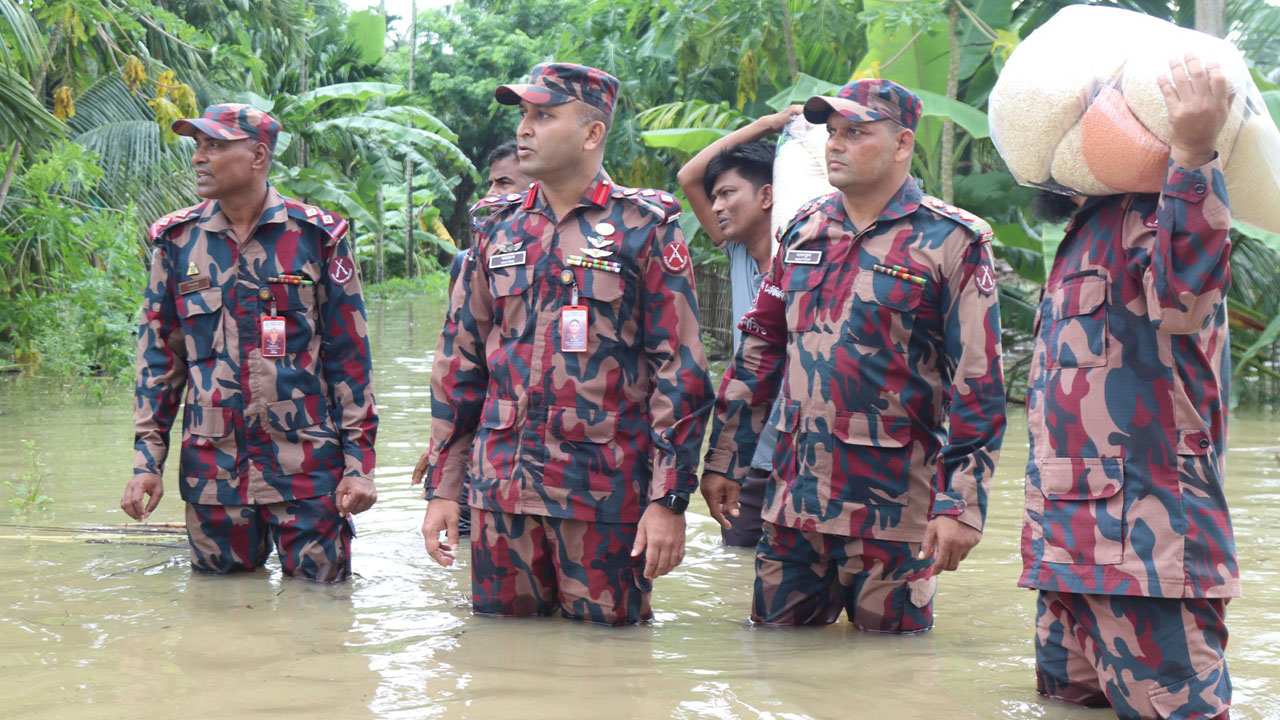 রাঙমাটিতে বন্যাদুর্গতদের ঘরে ঘরে শুকনো খাবার পৌঁছে দিচ্ছে বিজিবি