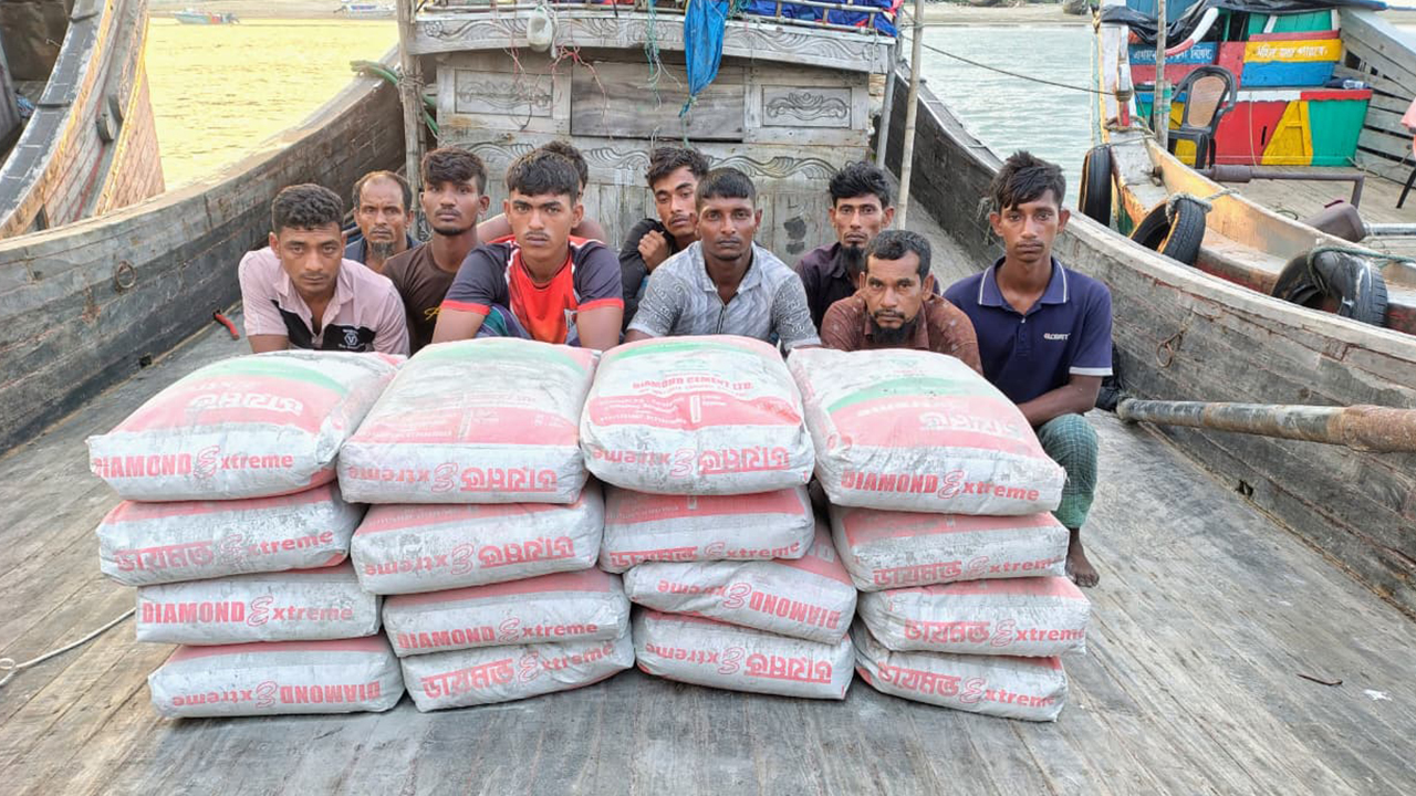 মিয়ানমারে পাচারের সময় ১৪৫০ বস্তা সিমেন্টসহ দুটি নৌকা জব্দ