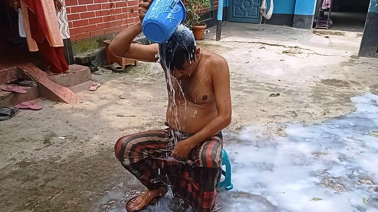 দুধ দিয়ে গোসল করে রাজনীতি ছাড়ার ঘোষণা