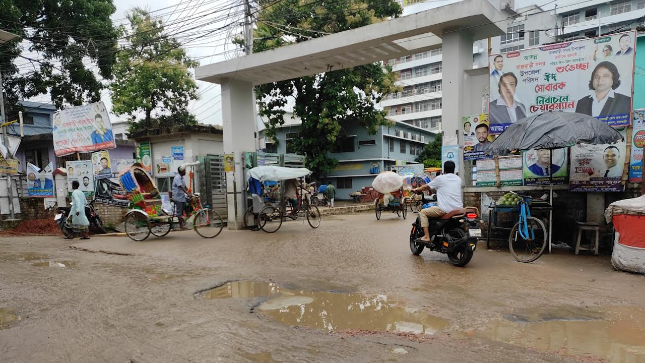 আগে চিকিৎসা দরকার হাসপাতাল সড়কের!