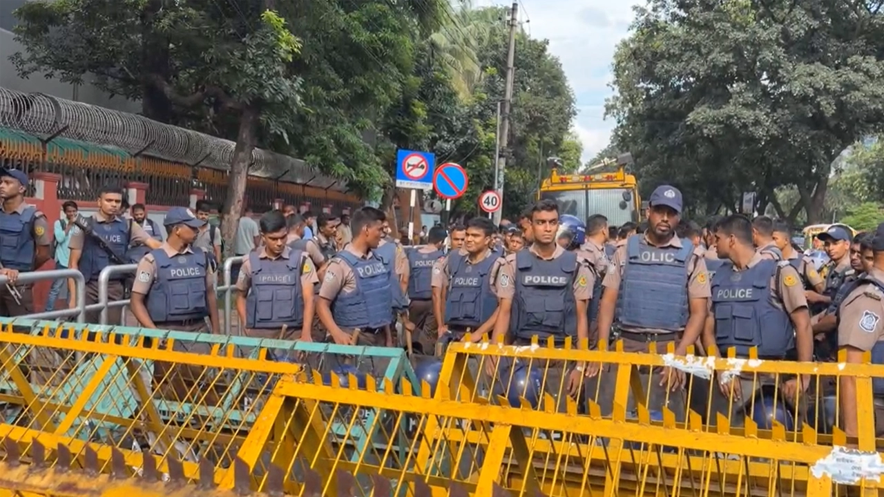 সচিবালয় অভিমুখে আন্দোলনরত শিক্ষার্থীরা, সতর্ক পুলিশ