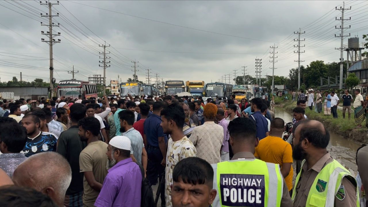গ্যাসের দাবিতে ঢাকা-আরিচা মহাসড়ক অবরোধ