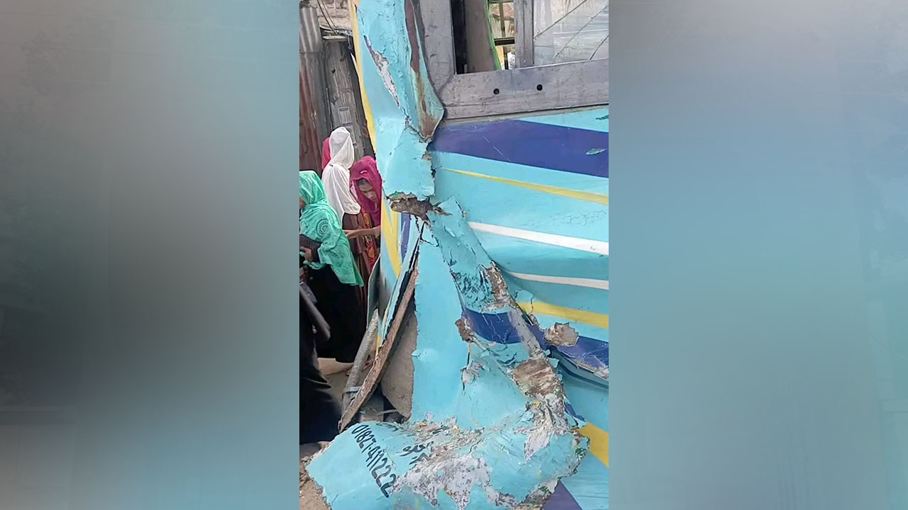 ট্রাকের ধাক্কায় পথচারীদের চাপা দিল বাস, নিহত ১