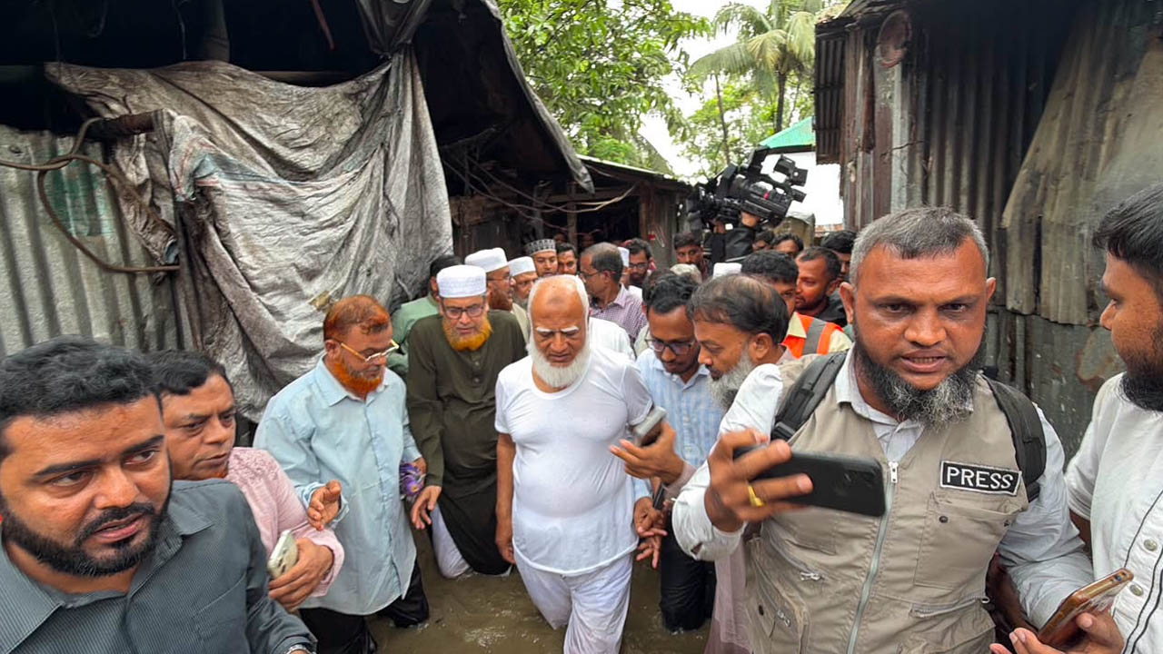 বন্যাদুর্গতদের পাশে জামায়াতে ইসলামীর আমির ডা. শফিকুর রহমান। ছবি : সংগৃহীত