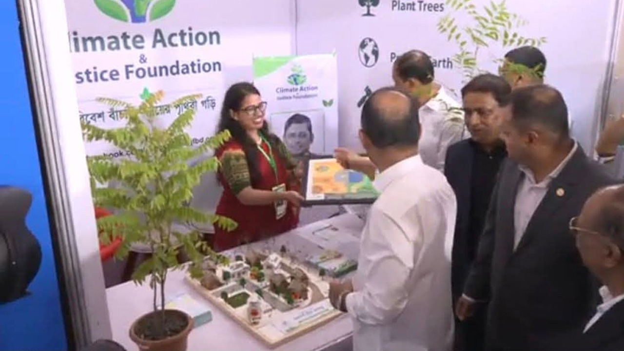 মেলার স্টল ঘুরে মুগ্ধ প্রধানমন্ত্রী, উপহার পেলেন শিশুদের আঁকা ছবি