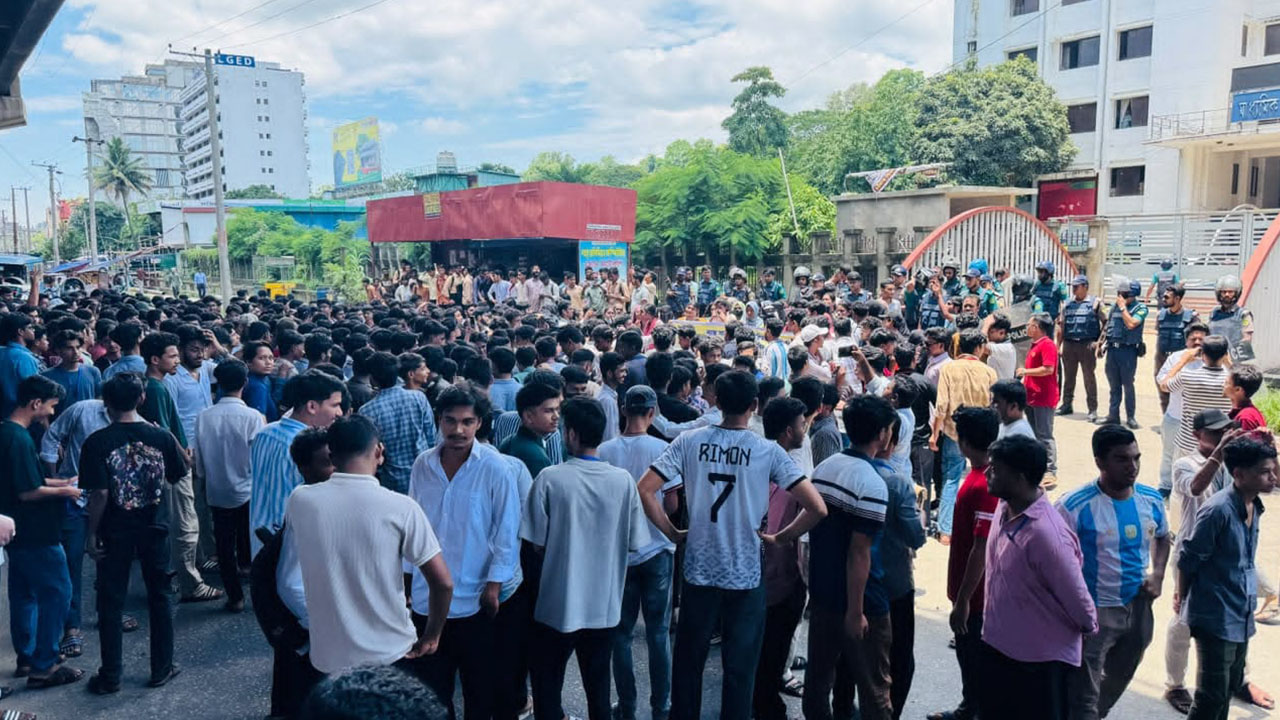 চট্টগ্রামে শিক্ষামন্ত্রীর পদত্যাগ দাবি, সড়ক অবরোধ
