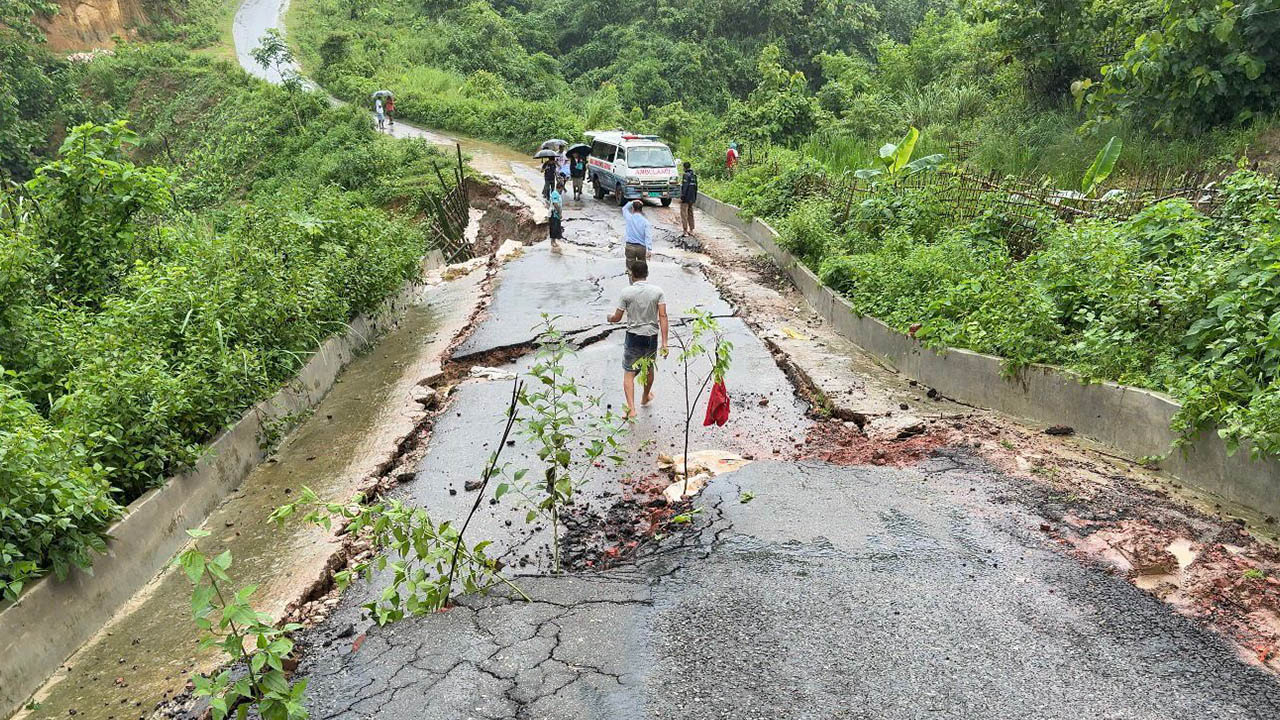 বন্যায় ক্ষতিগ্রস্ত সড়ক। ছবি : এশিয়া পোস্ট