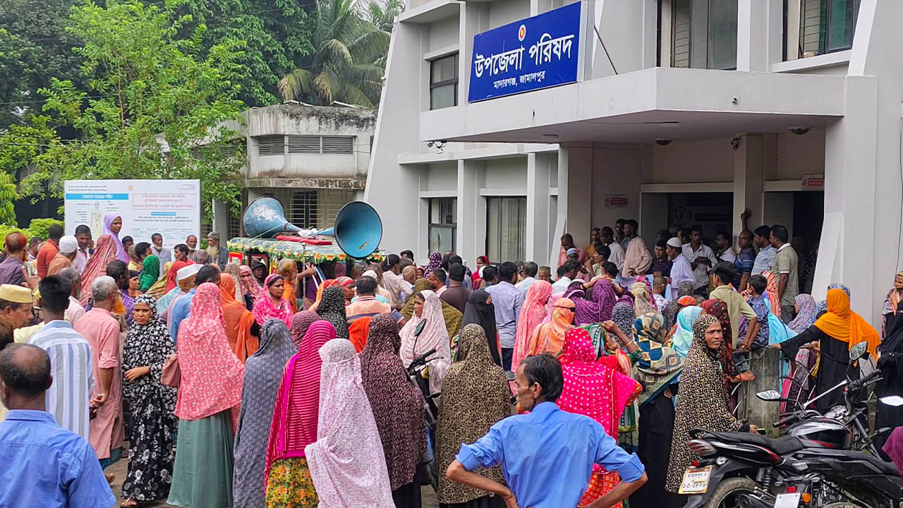 ফের মাদারগঞ্জ উপজেলা পরিষদ ঘেরাও