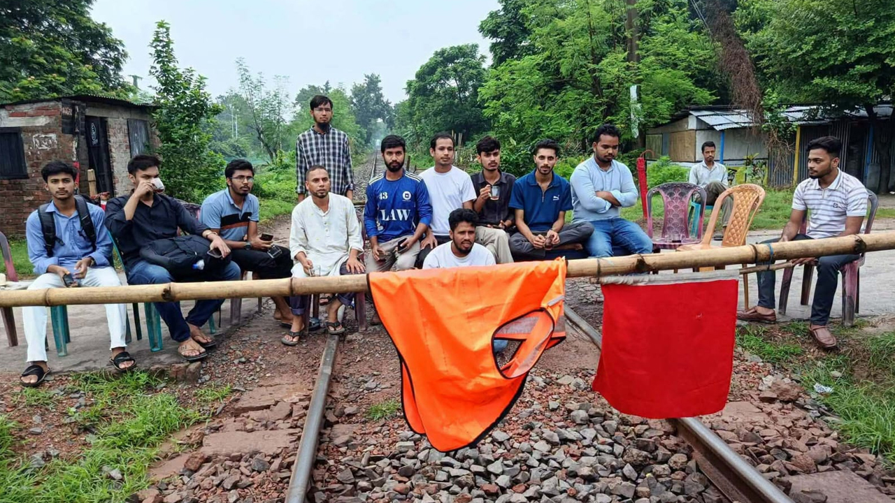 রাবি শিক্ষার্থীকে মারধর, বিচারের দাবিতে রেল অবরোধ