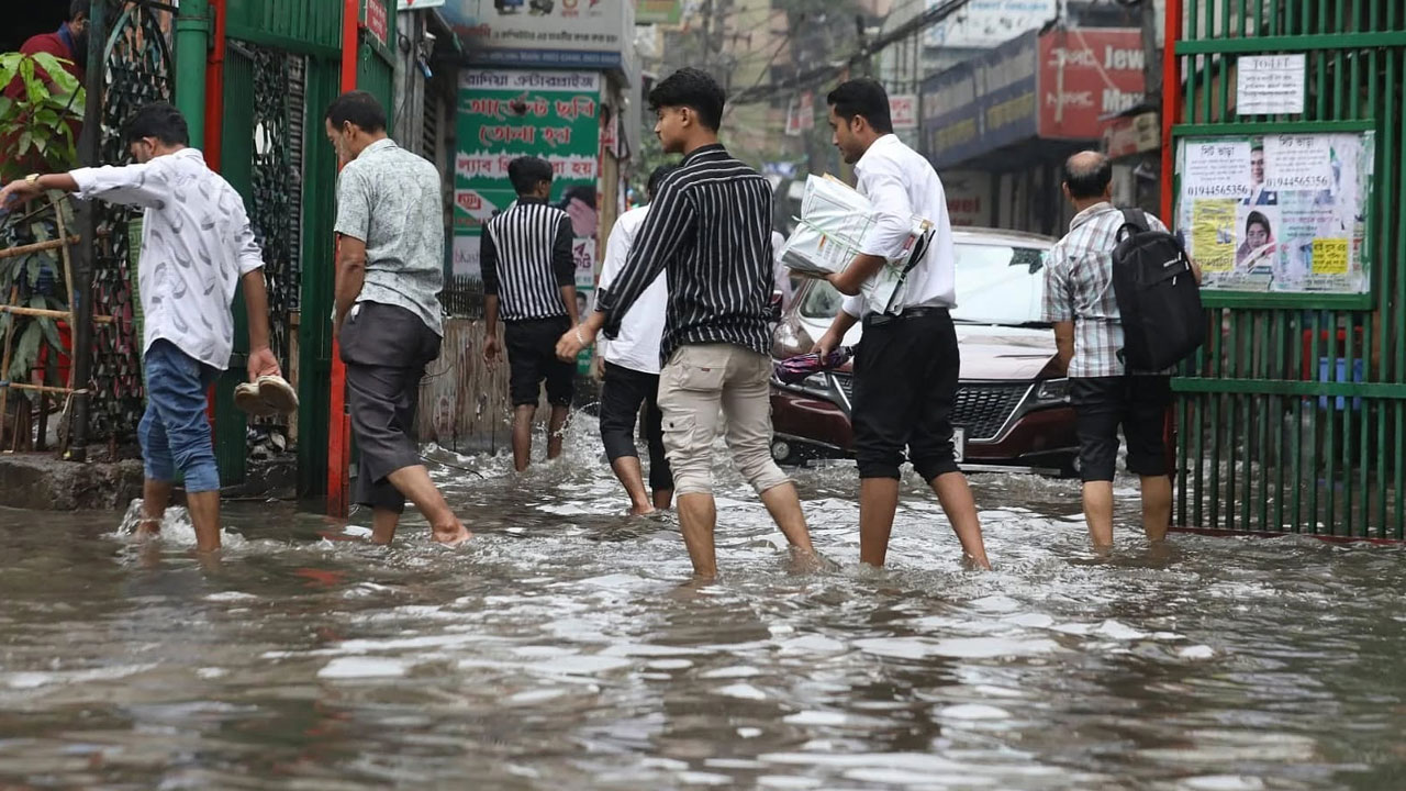 রাতভর বৃষ্টিতে জলাবদ্ধ ঢাকার বিভিন্ন সড়ক
