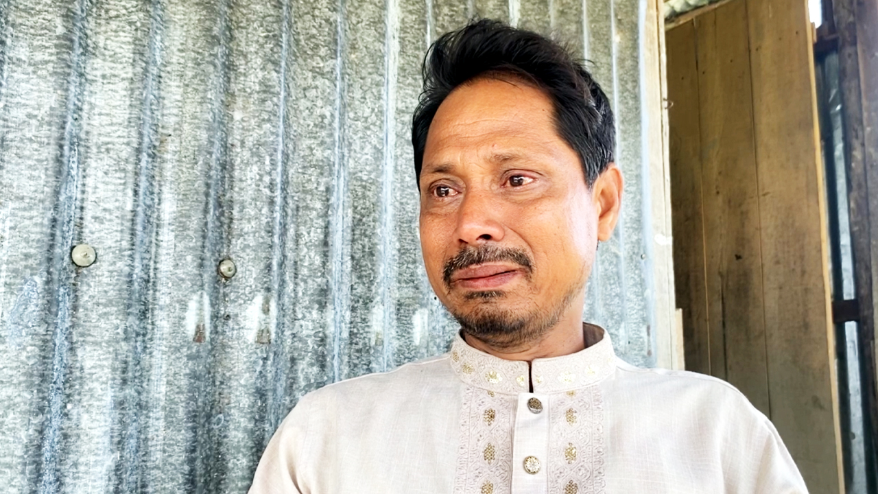 ওয়াসিমের কথা বলতে গিয়ে কান্নায় ভেঙে পড়েন বাবা শফিউল আলম। ছবি: এশিয়া পোস্ট