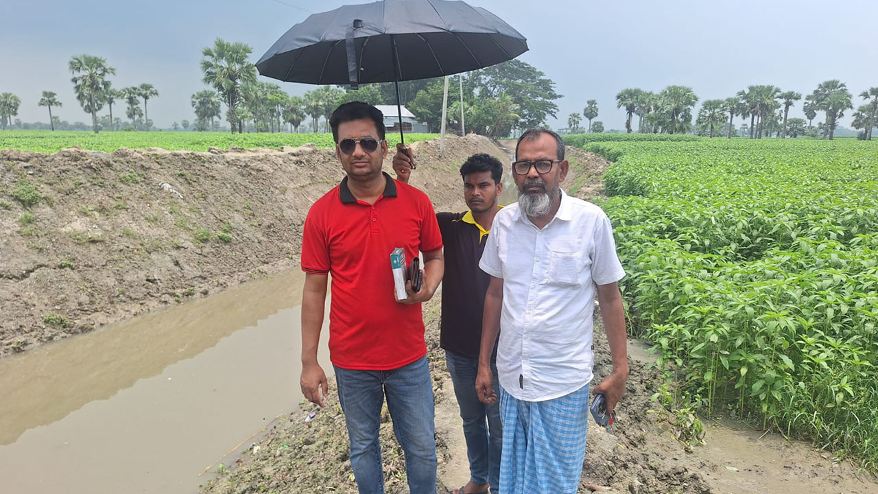 খাল খনন প্রকল্প পরিদর্শনে ইউএনও দবির উদ্দিন। ছবি : এশিয়া পোস্ট