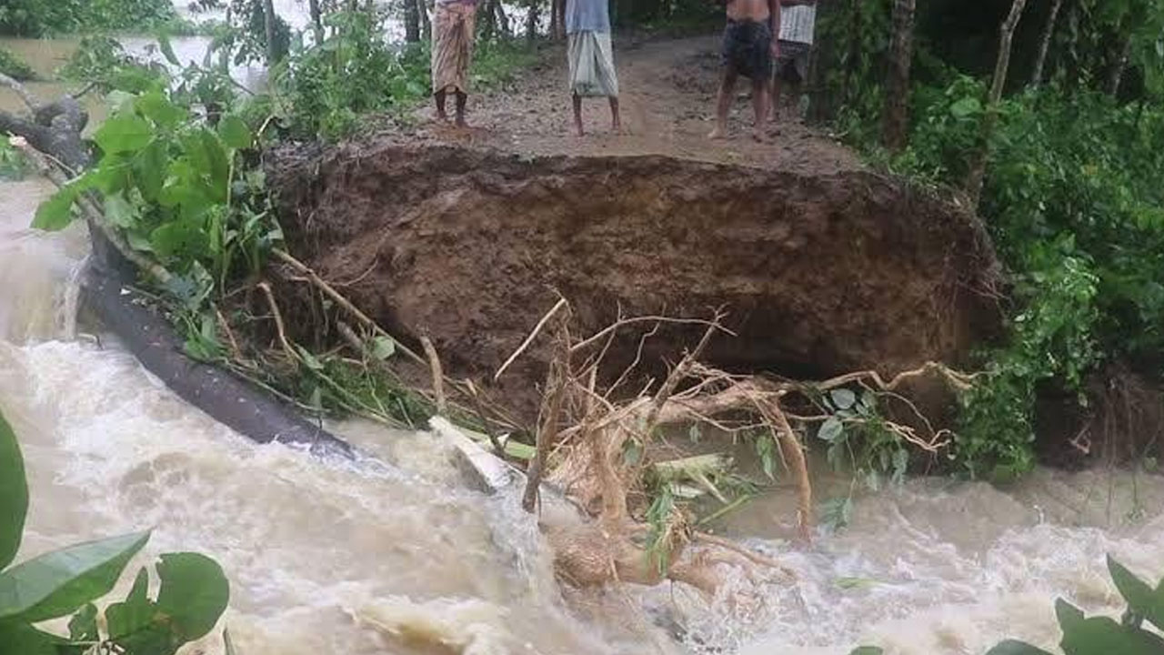 ফের বন্যার আশঙ্কা, আতঙ্কে ফেনীবাসী