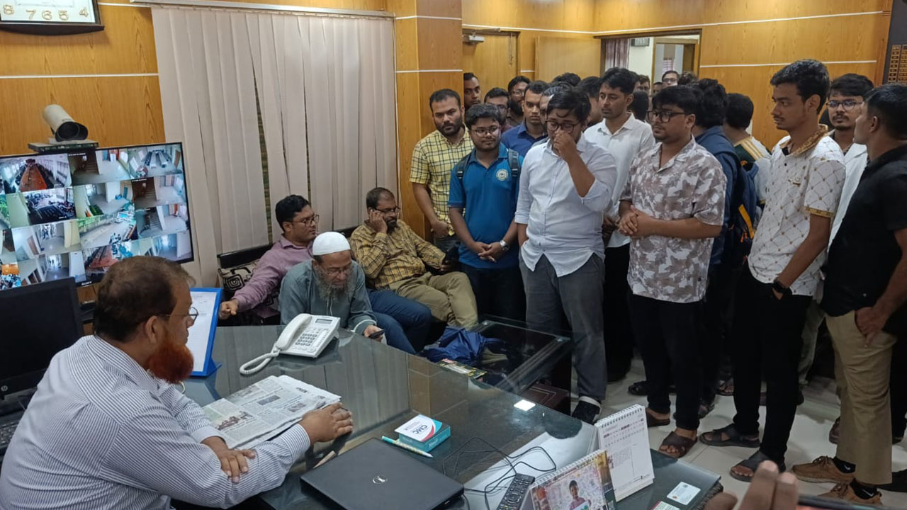 স্বাস্থ্য কর্মকর্তাকে ‘জুলাইবিরোধী’ বলে কক্ষ থেকে বের করে দিলেন শিক্ষার্থীরা