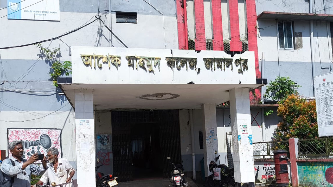 জামালপুরে গত বছরের প্রশ্নপত্রে পরীক্ষা দিলেন ১০০ ছাত্রী