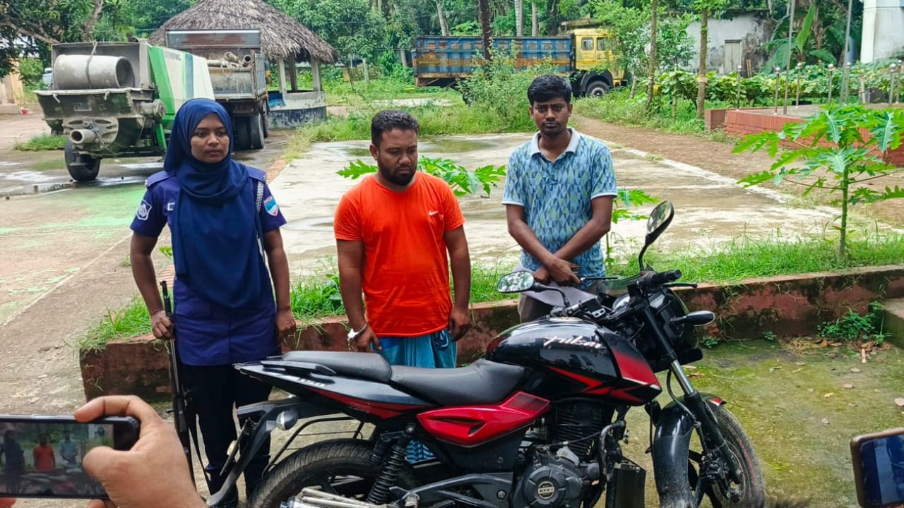 বাগেরহাটে ৯৯৯-এ ফোনকলে উদ্ধার চোরাই মোটরসাইকেল, গ্রেপ্তার ১