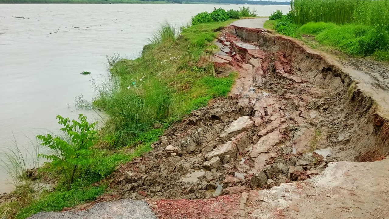 নদীতে বিলীন হচ্ছে সড়ক, দুর্ভোগে ১০ হাজার মানুষ