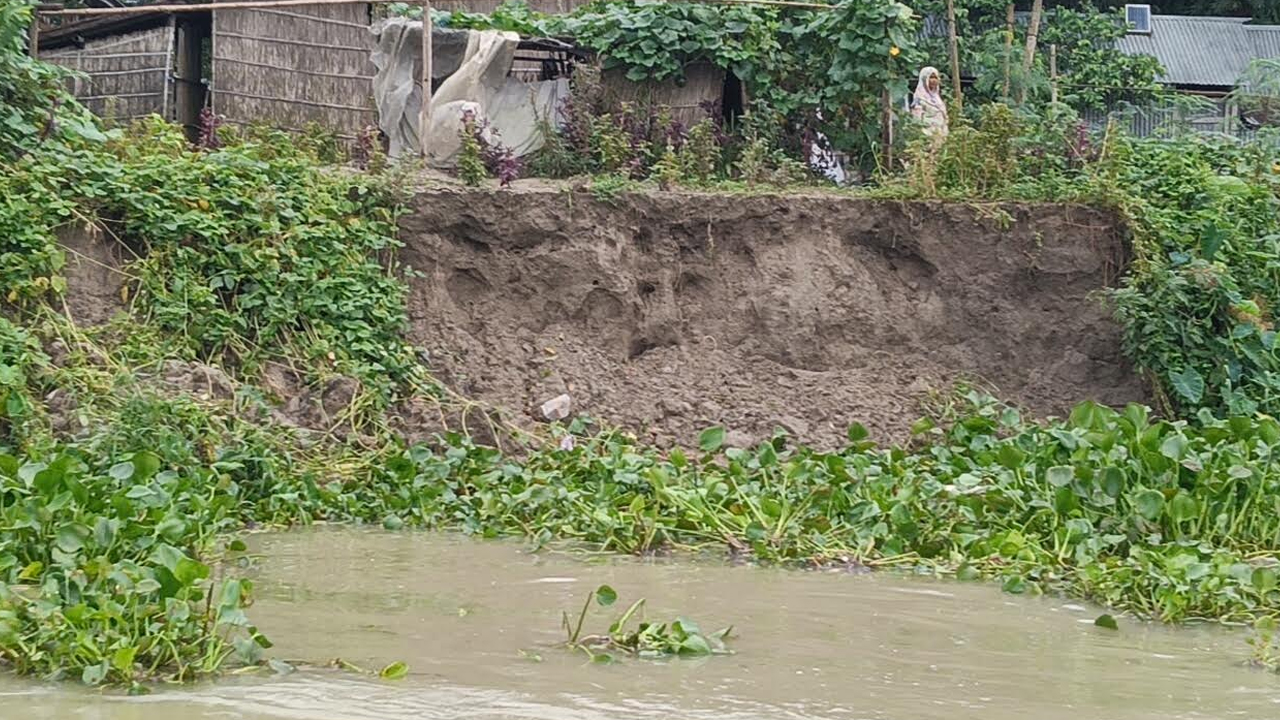 ভিটেমাটি হারানোর শঙ্কায় এক নারী। ছবি: সংগৃহীত