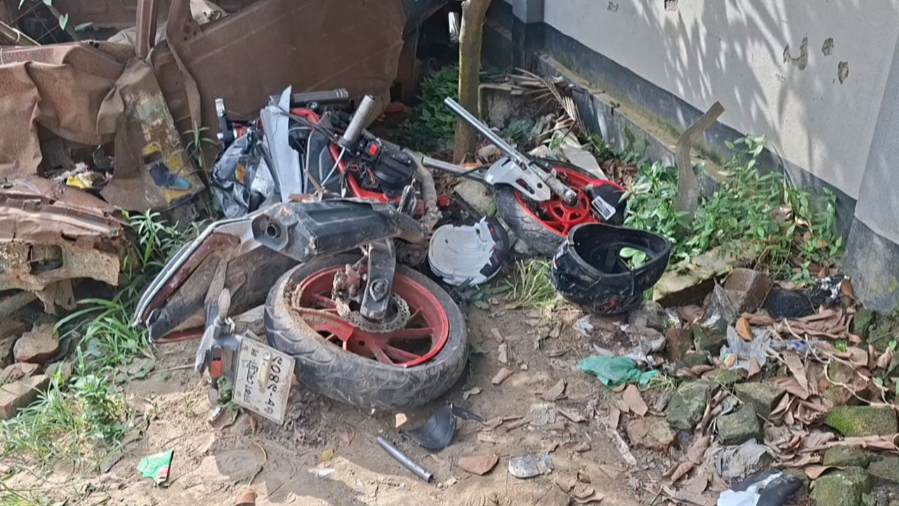 দুটি মোটরসাইকেলে চার বন্ধু, ট্রাকচাপায় নিহত দুইজন