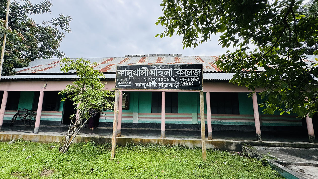 এইচএসসি পরীক্ষায় মোবাইল ব্যবহার, বহিষ্কার ৫ শিক্ষার্থী