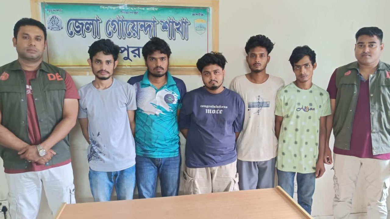 জুয়া খেলা অবস্থায় হাতেনাতে গ্রেপ্তার ৫