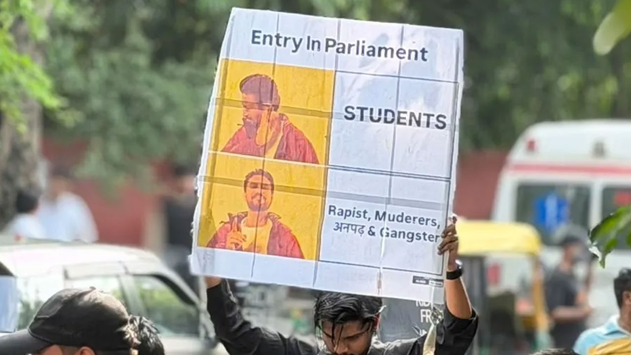 অনলাইন মিমরে সঙ্গে মিল রেখে পোস্টার প্রদর্শন